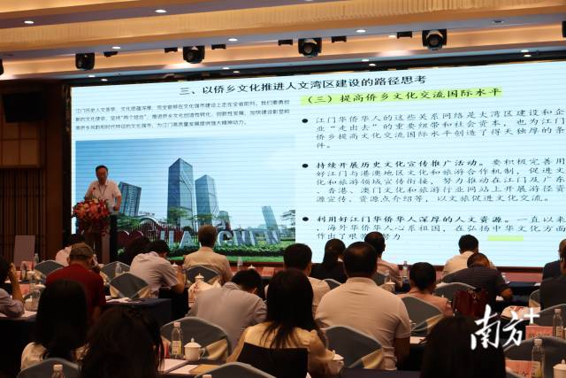 暨南大學(xué)經(jīng)濟(jì)學(xué)院/國際問題研究院副院長、教授王鵬。南方+ 張婧媛 拍攝