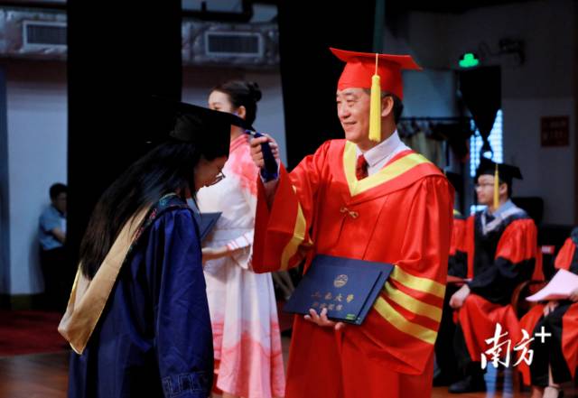 4600多名邑大學子在撥穗正冠的儀式中,完成青春的“加冕禮”。 4600多名邑大學子在撥穗正冠的儀式中,完成青春的“加冕禮”。