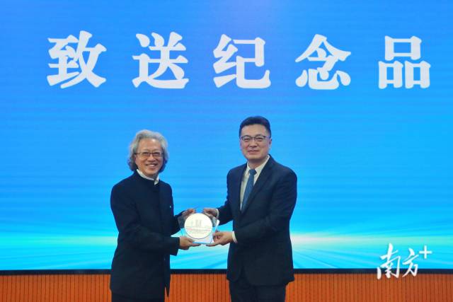 五邑大學黨委書記欒天罡代表學校向香港和記行集團執行主席兼行政總裁李文輝贈送學校紀念品。 五邑大學黨委書記欒天罡代表學校向香港和記行集團執行主席兼行政總裁李文輝贈送學校紀念品。