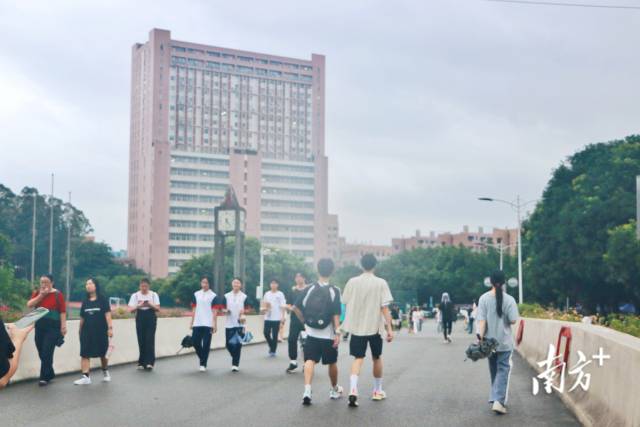沉寂了一個暑假的校園重新熱鬧起來,處處洋溢著蓬勃的青春朝氣。 沉寂了一個暑假的校園重新熱鬧起來,處處洋溢著蓬勃的青春朝氣。