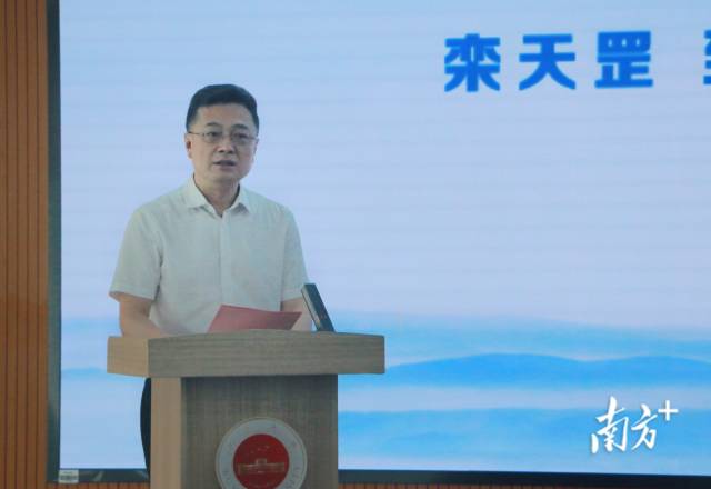 欒天罡寄語海外華裔青少年們能在夏令營活動中感知中國、體會中國、了解中國。 南方+ 黃燁倩 拍攝