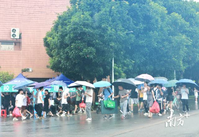 不少家長冒著濛濛細雨送孩子進校報到。 不少家長冒著濛濛細雨送孩子進校報到。
