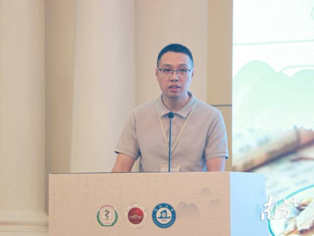 廣東省科學(xué)技術(shù)協(xié)會學(xué)會部副部長胡宏在開幕式上致辭發(fā)言。 廣東省科學(xué)技術(shù)協(xié)會學(xué)會部副部長胡宏在開幕式上致辭發(fā)言。