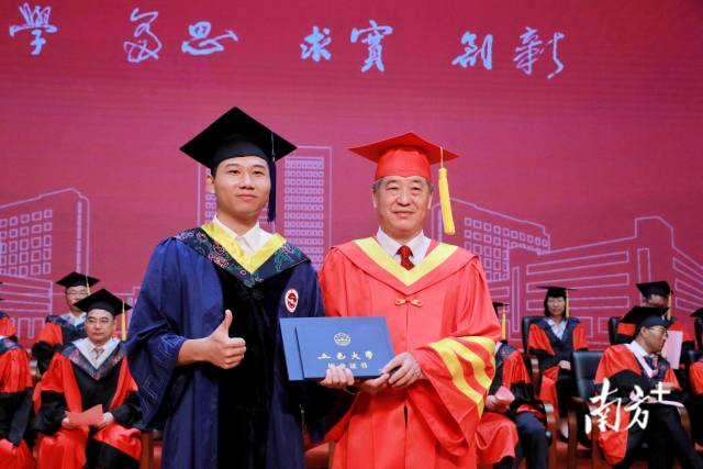 五邑大學校長張運華為2024屆畢業生授予學位。 五邑大學校長張運華為2024屆畢業生授予學位。