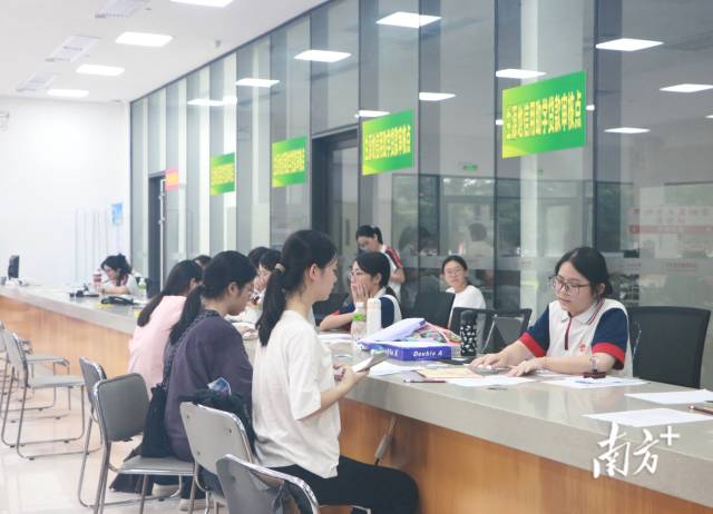 五邑大學為家庭經濟困難的學生開設資助“綠色通道”。 五邑大學為家庭經濟困難的學生開設資助“綠色通道”。
