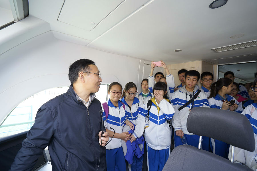 新會(huì)實(shí)驗(yàn)中學(xué)師生參觀軌道交通綜合實(shí)訓(xùn)基地