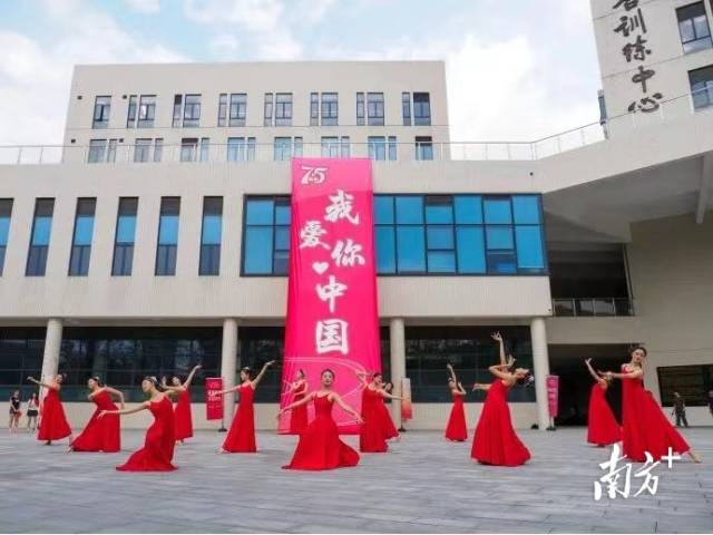 邑大學子以快閃表演等校園文化活動迎國慶。 邑大學子以快閃表演等校園文化活動迎國慶。