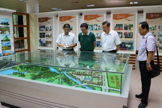 張運華校長帶領李陵申教授、鄭來久教授參觀校史館